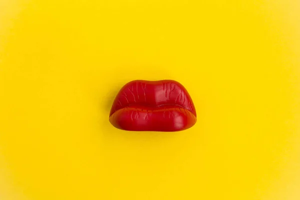 Labios Rojos Fondo Amarillo Vista Superior Copiar Espacio —  Fotos de Stock