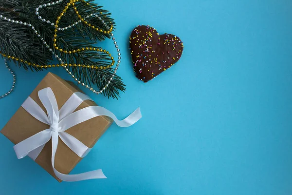 Geschenk Mit Weißer Schleife Und Weihnachtskomposition Auf Blauem Hintergrund — Stockfoto