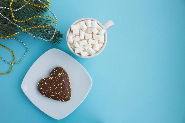 Heiße Schokolade Mit Marshmallows Der Weißen Tasse Und Weihnachtskomposition Auf — Stockfoto