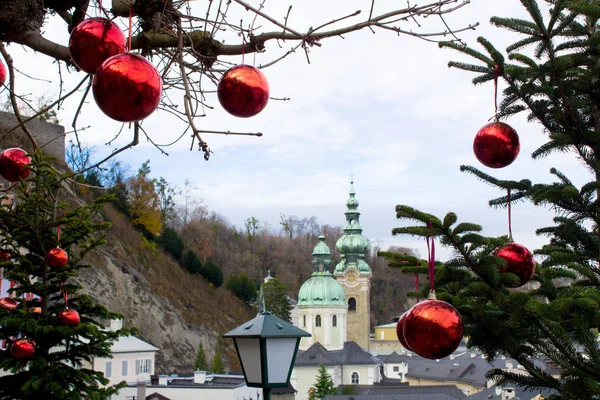 Weihnachtsdekoration Mit Roten Kugeln Und Blick Auf Die Stadt Salzburg — Stockfoto