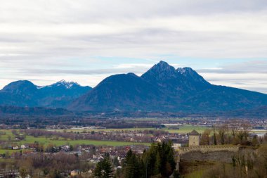 Panoramik Dağları ve şehir. Salzburg.Austria.
