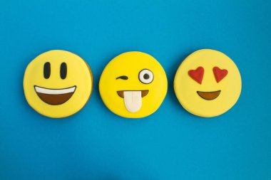 Suratlar gingerbread mavi zemin üzerine şeklinde. Üstten görünüm. Closeup.Copy alanı.