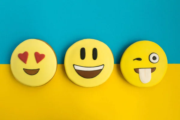 Smileys Form Pepparkaka Färgglada Bakgrunden Ovanifrån Closeup Copy Utrymme — Stockfoto