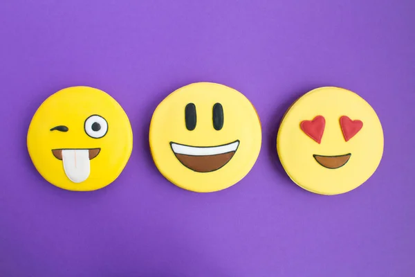 Sorrisos Forma Pão Gengibre Fundo Violeta Topo View Closeup Copy — Fotografia de Stock