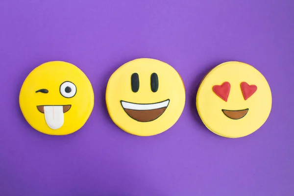 Smileys Form Pepparkaka Violett Bakgrunden Ovanifrån Closeup Copy Utrymme — Stockfoto