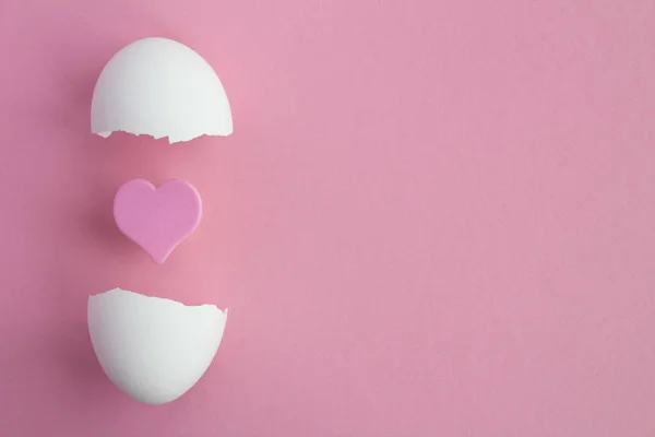 Roze Hart Witte Eggshell Roze Achtergrond Bovenaanzicht Kopiëren Van Ruimte — Stockfoto