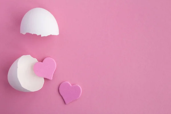 Twee Roze Harten Witte Eggshell Roze Achtergrond Bovenaanzicht Kopiëren Van — Stockfoto