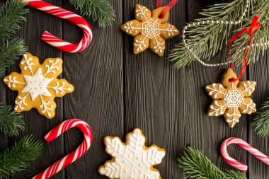 Siyah ahşap zemin üzerine gingerbread ile Noel kompozisyon. Üstten görünüm. Kopya alanı.
