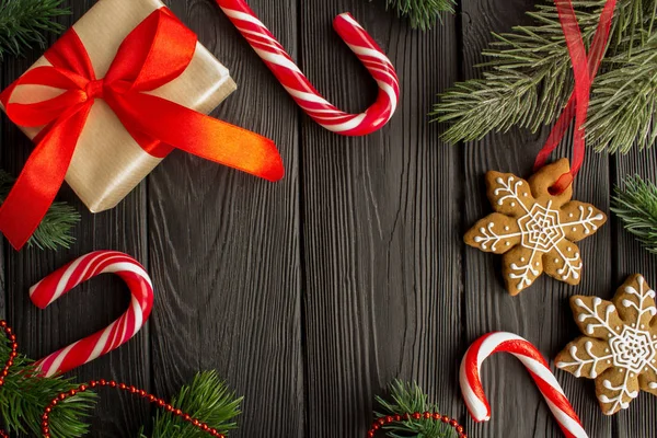 Χριστουγεννιάτικη Σύνθεση Μελόψωμο Και Δώρο Στο Μαύρο Ξύλινο Υπόβαθρο Top — Φωτογραφία Αρχείου
