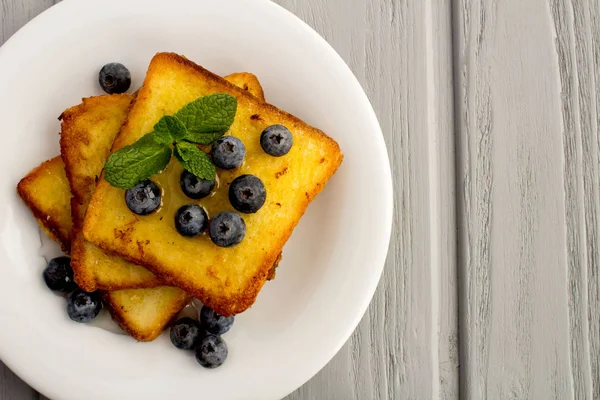 Francouzské Toasty Borůvkami Medu Bílé Desky Šedém Pozadí Dřevěná Pohled — Stock fotografie