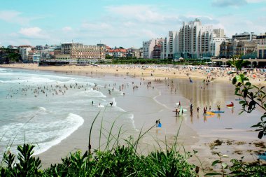 Güneşli manzara şehir, plaj ve okyanus. Biarritz.France.
