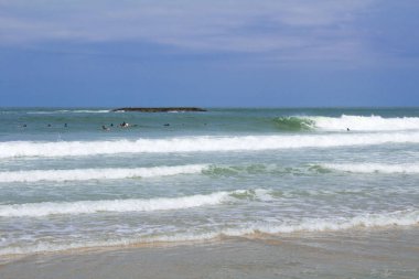 Güneşli manzara rüzgar sörfçüleri ve okyanus. Biarritz.France.