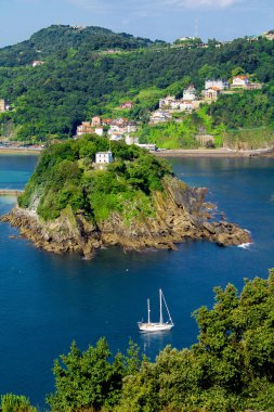 Güneşli manzara şehir, ve okyanus Adası. San Sebastian.Spain.