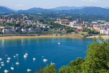 Panoramik şehir, okyanus ve kum Beach güneşli gün. San Sebastian.Spain.