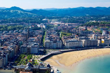 Panoramik şehir, okyanus ve kum Beach güneşli gün. San Sebastian.Spain.