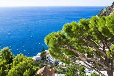 Panoramik şehir ve deniz güneşli gün. Positano.Italy.