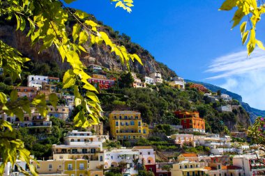 Güneşli günde panoramik şehir. Positano.Italy.