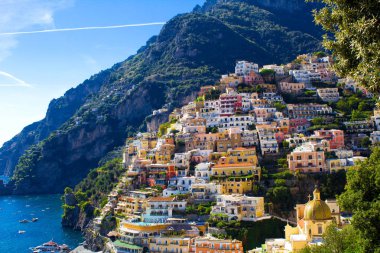 Panoramik şehir ve deniz güneşli gün. Positano.Italy.