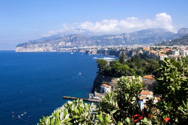 Panoramik şehir ve deniz güneşli gün. Sorrento.Italy.
