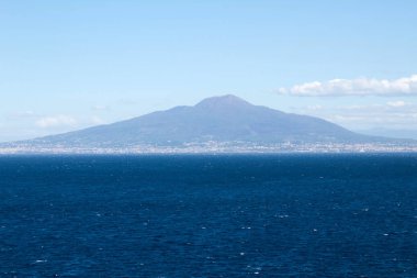 Panoramik deniz ve volkan güneşli gün. İtalya.