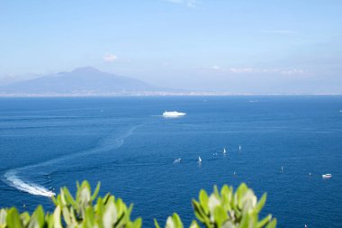 Panoramik deniz, beyaz tekne ve yelkenli. İtalya.