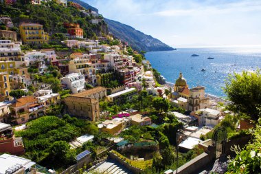 Panoramik şehir ve deniz güneşli gün. Positano.Italy.