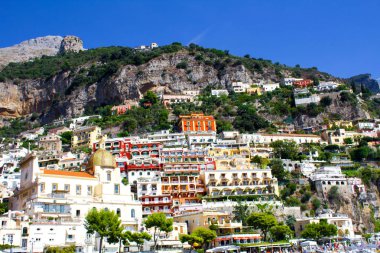 Güneşli günde panoramik şehir. Positano.Italy.