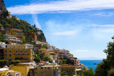 Panoramik şehir ve deniz güneşli gün. Positano.Italy.