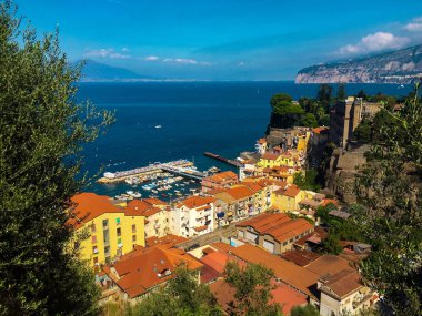 Panoramik şehir ve deniz güneşli gün. Sorrento.Italy.