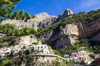 Güneşli günde panoramik şehir. Positano.Italy.