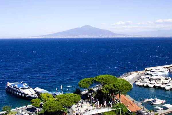 Vista Panorâmica Mar Porto Vulcão Dia Ensolarado Sorrento Italy — Fotografia de Stock