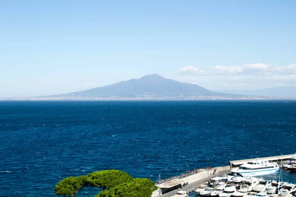 Vista Panorâmica Mar Porto Vulcão Dia Ensolarado Sorrento Italy — Fotografia de Stock