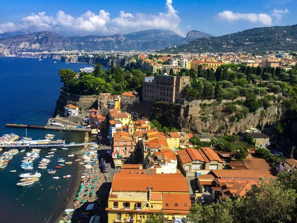Panoramik şehir ve deniz güneşli gün. Sorrento.Italy.