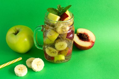 Chia ve yeşil zemin üzerine meyve suyu detoks