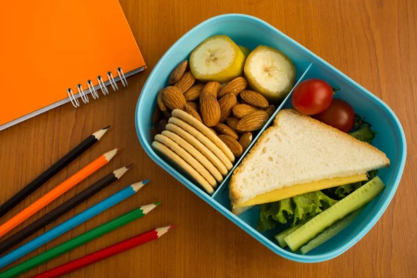 ボックス 鉛筆とテーブルの上のノートの学校給食 トップ ビュー — ストック写真