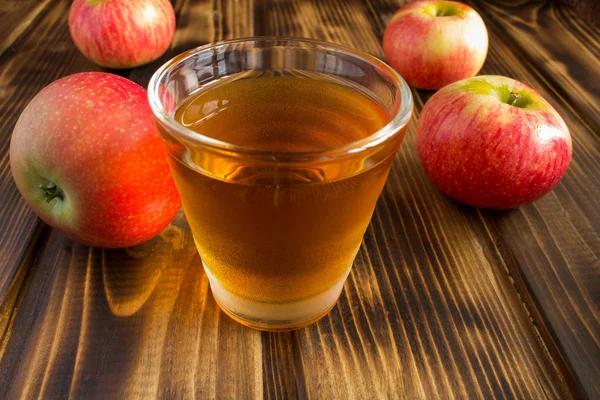 茶色の木製の背景にガラスのリンゴ ジュース — ストック写真