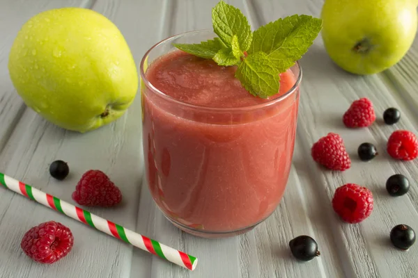 Smoothies Med Äpplen Hallon Och Svarta Vinbär Den Grå Trä — Stockfoto