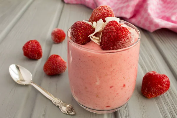 Yoghurt Met Bevroren Aardbeien Grijze Houten Achtergrond — Stockfoto