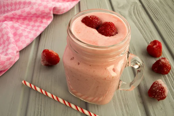 Smoothies Met Yoghurt Bevroren Aardbeien Grijze Houten Achtergrond — Stockfoto