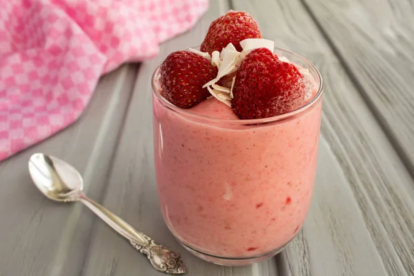 Yoghurt Met Bevroren Aardbeien Grijze Houten Achtergrond — Stockfoto