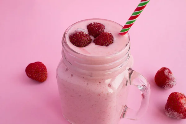 Smoothies Met Yoghurt Bevroren Aardbeien Roze Achtergrond Closeup — Stockfoto