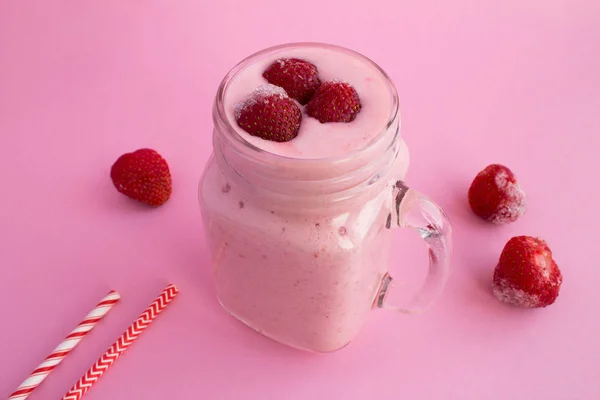Smoothies Met Yoghurt Bevroren Aardbeien Roze Achtergrond — Stockfoto