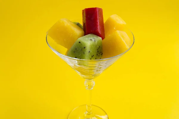 背景が黄色のマティーニ グラスでカラフルな冷凍フルーツピューレします — ストック写真