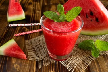 Karpuz rustik ahşap arka plan üzerinde gelen smoothies