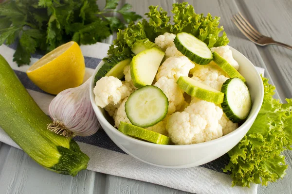 Vegetarischer Salat Mit Gemüse Weißen Teller Auf Grauem Holzgrund — Stockfoto