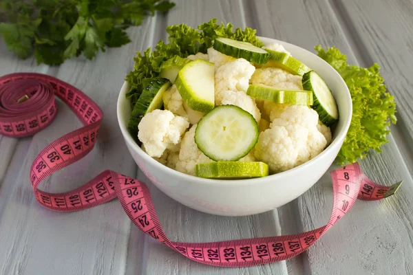Vegetarischer Salat Mit Gemüse Auf Dem Weißen Teller Und Rosa — Stockfoto