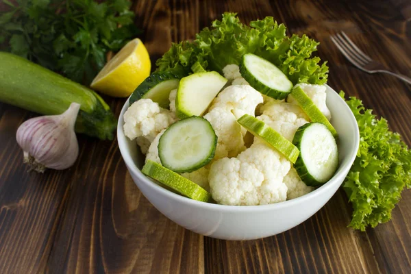 Vegetarischer Salat Mit Gemüse Weißen Teller Auf Braunem Holzgrund — Stockfoto