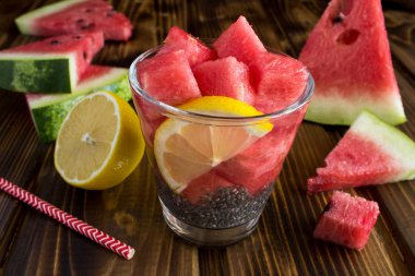 Chia, karpuz ve kahverengi ahşap zemin üzerine limon suyu detoks