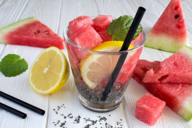 Chia, karpuz ve beyaz ahşap zemin üzerine limon suyu detoks