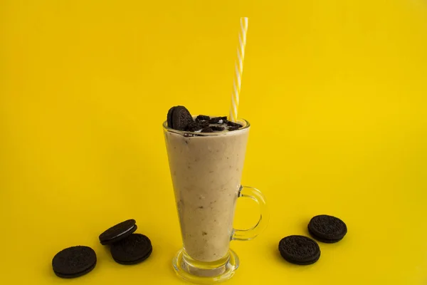 Susu Kocok Dengan Biskuit Coklat Dan Coklat Kaca Pada Background — Stok Foto